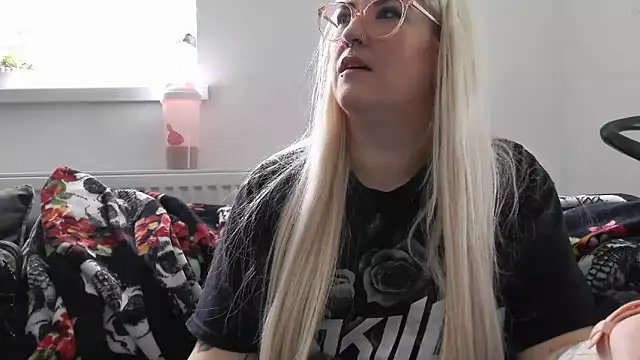 Snapshot of Sizzling_Indie36 chatting on 10-09-25, 10:02 Sizzling Indie36 online show from 10-09-25, 10:02