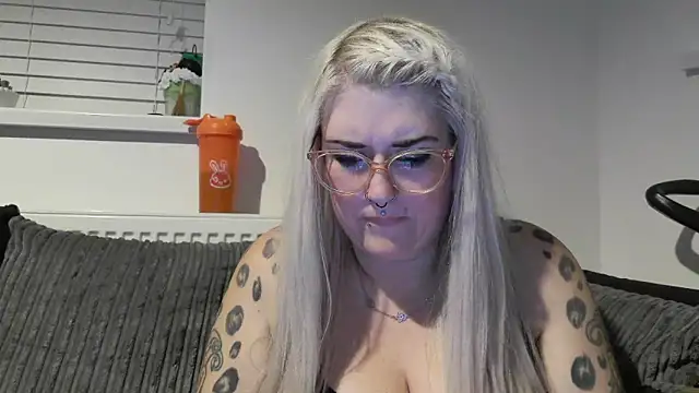 Snapshot of Sizzling_Indie36 chatting on 10-09-25, 10:08 Sizzling Indie36 online show from 10-09-25, 10:08