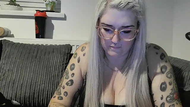 Snapshot of Sizzling_Indie36 chatting on 10-10-25, 06:18 Sizzling Indie36 online show from 10-10-25, 06:18