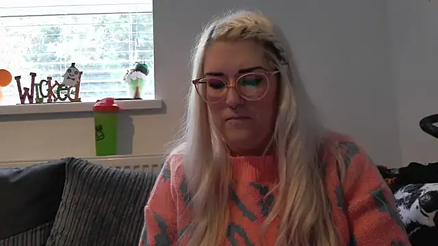 Snapshot of Sizzling_Indie36 chatting on 10-14-25, 09:32 Sizzling Indie36 online show from 10-14-25, 09:32