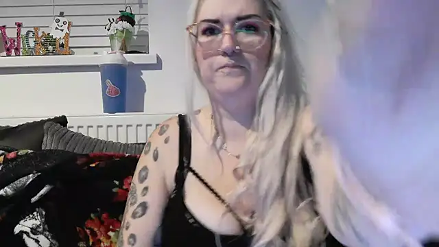 Snapshot of Sizzling_Indie36 chatting on 10-14-25, 10:32 Sizzling Indie36 online show from 10-14-25, 10:32