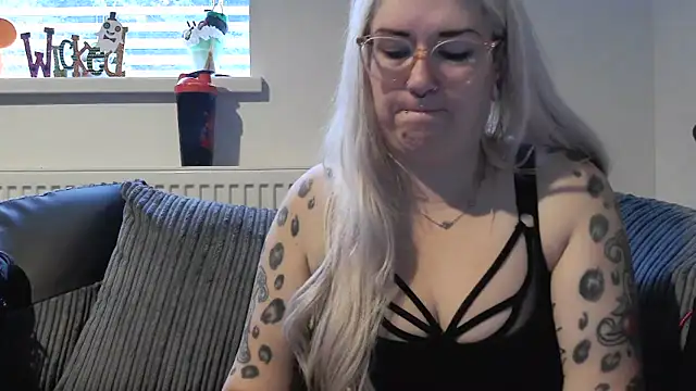 Snapshot of Sizzling_Indie36 chatting on 10-17-25, 08:06 Sizzling Indie36 online show from 10-17-25, 08:06