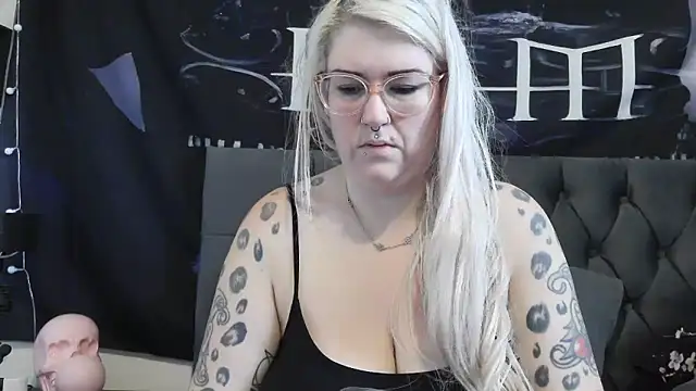 Snapshot of Sizzling_Indie36 chatting on 10-18-25, 10:05 Sizzling Indie36 online show from 10-18-25, 10:05