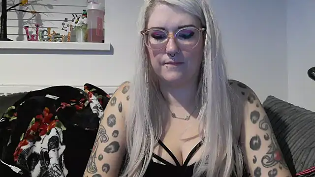 Snapshot of Sizzling_Indie36 chatting on 10-18-25, 10:10 Sizzling Indie36 online show from 10-18-25, 10:10