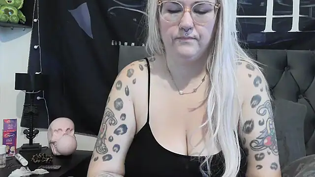 Snapshot of Sizzling_Indie36 chatting on 10-19-25, 11:00 Sizzling Indie36 online show from 10-19-25, 11:00