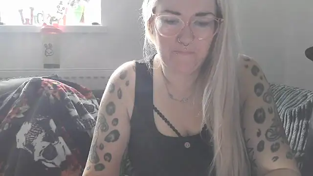 Snapshot of Sizzling_Indie36 chatting on 10-22-25, 12:16 Sizzling Indie36 online show from 10-22-25, 12:16