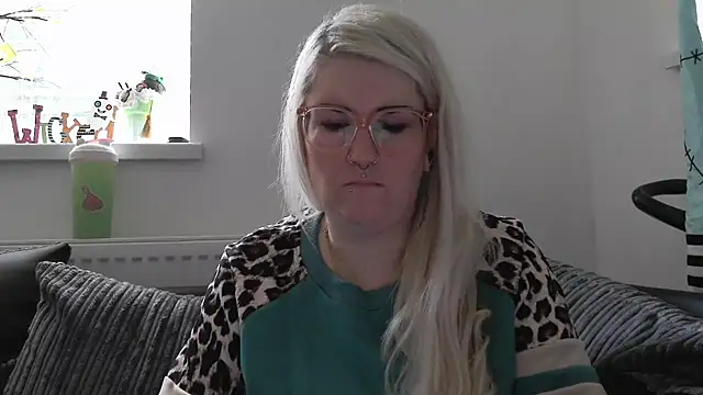 Snapshot of Sizzling_Indie36 chatting on 10-24-25, 08:33 Sizzling Indie36 online show from 10-24-25, 08:33