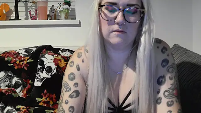 Snapshot of Sizzling_Indie36 chatting on 10-28-25, 01:20 Sizzling Indie36 online show from 10-28-25, 01:20