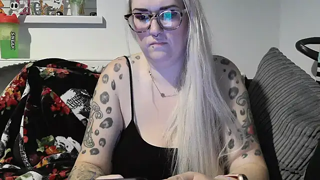 Snapshot of Sizzling_Indie36 chatting on 10-31-25, 01:06 Sizzling Indie36 online show from 10-31-25, 01:06