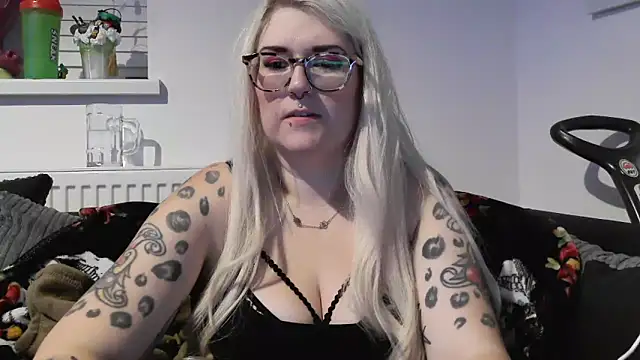 Snapshot of Sizzling_Indie36 chatting on 11-01-25, 11:18 Sizzling Indie36 online show from 11-01-25, 11:18