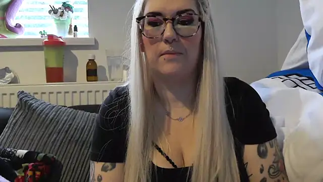 Snapshot of Sizzling_Indie36 chatting on 11-05-25, 01:44 Sizzling Indie36 online show from 11-05-25, 01:44