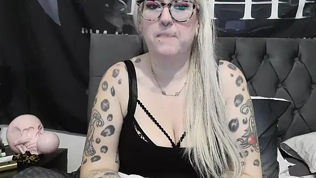 Snapshot of Sizzling_Indie36 chatting on 11-08-25, 12:22 Sizzling Indie36 online show from 11-08-25, 12:22