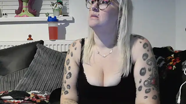 Snapshot of Sizzling_Indie36 chatting on 11-12-25, 05:13 Sizzling Indie36 online show from 11-12-25, 05:13