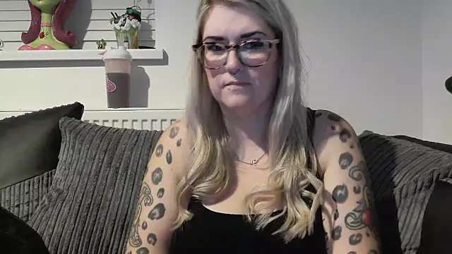 Snapshot of Sizzling_Indie36 chatting on 11-13-25, 08:19 Sizzling Indie36 online show from 11-13-25, 08:19