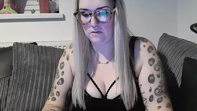 Snapshot of Sizzling_Indie36 chatting on 11-15-25, 08:49 Sizzling Indie36 online show from 11-15-25, 08:49