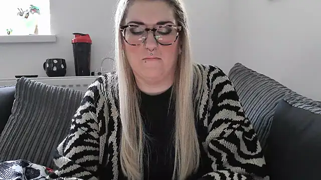 Snapshot of Sizzling_Indie36 chatting on 11-18-25, 02:54 Sizzling Indie36 online show from 11-18-25, 02:54