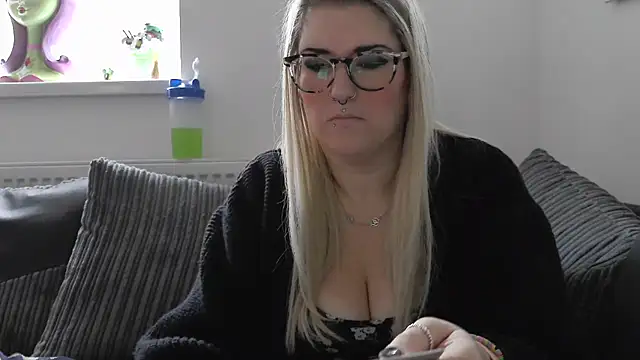 Snapshot of Sizzling_Indie36 chatting on 11-19-25, 01:55 Sizzling Indie36 online show from 11-19-25, 01:55