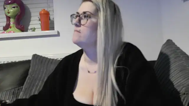 Snapshot of Sizzling_Indie36 chatting on 11-21-25, 06:06 Sizzling Indie36 online show from 11-21-25, 06:06