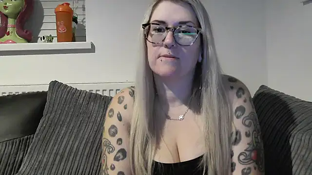 Snapshot of Sizzling_Indie36 chatting on 11-22-25, 11:04 Sizzling Indie36 online show from 11-22-25, 11:04