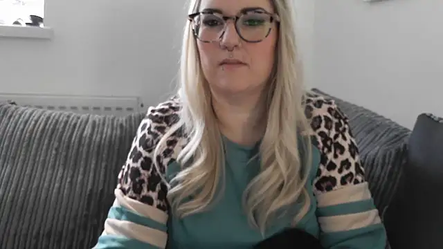 Snapshot of Sizzling_Indie36 chatting on 11-25-25, 12:27 Sizzling Indie36 online show from 11-25-25, 12:27