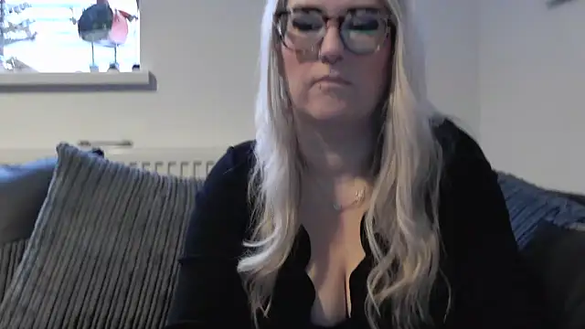 Snapshot of Sizzling_Indie36 chatting on 11-27-25, 10:50 Sizzling Indie36 online show from 11-27-25, 10:50