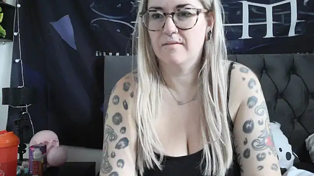 Snapshot of Sizzling_Indie36 chatting on 12-14-25, 12:10 Sizzling Indie36 online show from 12-14-25, 12:10