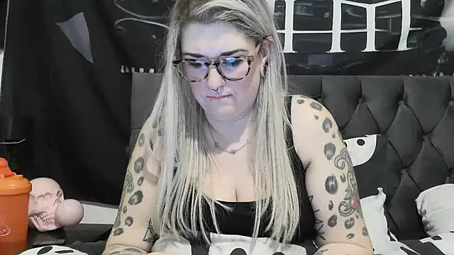 Snapshot of Sizzling_Indie36 chatting on 12-15-25, 12:15 Sizzling Indie36 online show from 12-15-25, 12:15