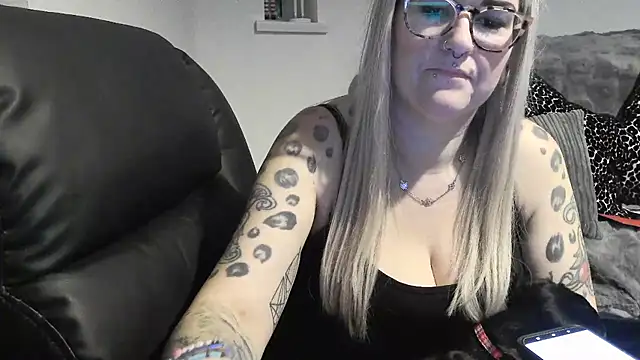 Snapshot of Sizzling_Indie36 chatting on 12-15-25, 07:07 Sizzling Indie36 online show from 12-15-25, 07:07