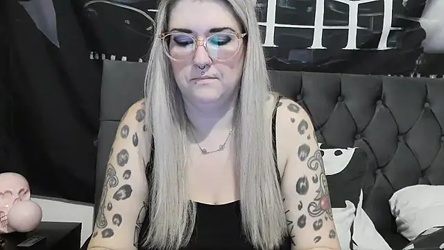 Snapshot of Sizzling_Indie36 chatting on 12-16-25, 10:48 Sizzling Indie36 online show from 12-16-25, 10:48