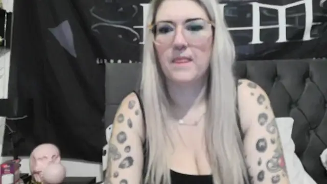 Snapshot of Sizzling_Indie36 chatting on 12-18-25, 12:49 Sizzling Indie36 online show from 12-18-25, 12:49