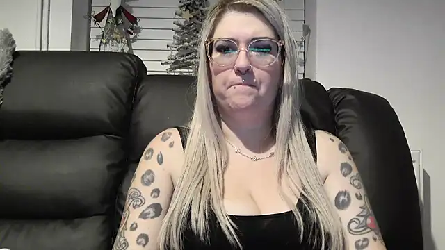 Snapshot of Sizzling_Indie36 chatting on 12-20-25, 12:40 Sizzling Indie36 online show from 12-20-25, 12:40