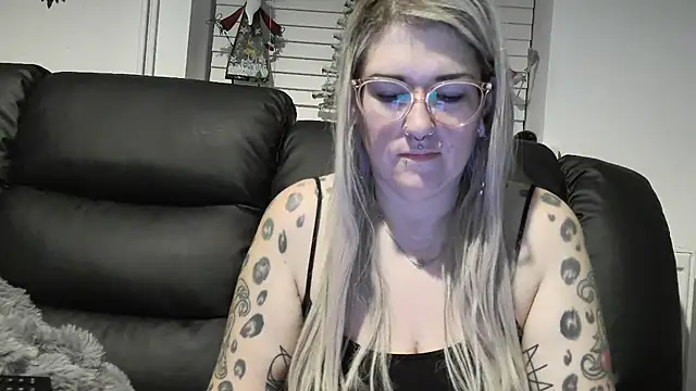 Snapshot of Sizzling_Indie36 chatting on 12-20-25, 11:01 Sizzling Indie36 online show from 12-20-25, 11:01