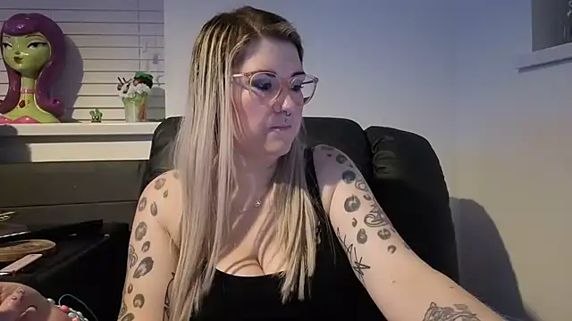 Snapshot of Sizzling_Indie36 chatting on 02-11-26, 10:59 Sizzling Indie36 online show from 02-11-26, 10:59