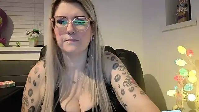 Snapshot of Sizzling_Indie36 chatting on 02-26-26, 11:04 Sizzling Indie36 online show from 02-26-26, 11:04