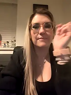 Snapshot of Sizzling_Indie36 chatting on 03-02-26, 11:44 Sizzling Indie36 online show from 03-02-26, 11:44