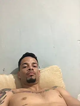 Snapshot of HenriquePhn chatting on 03-21-26, 02:49 HenriquePhn online show from 03-21-26, 02:49