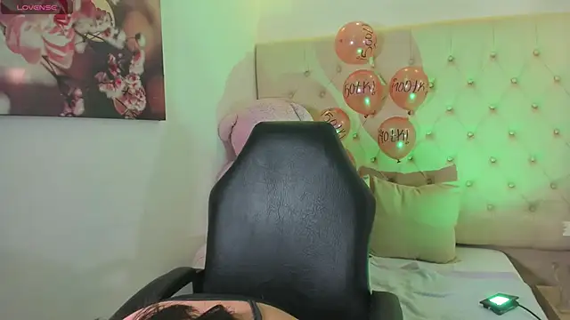 Snapshot of abby_roux chatting on 11-12-25, 03:40 abby roux online show from 11-12-25, 03:40