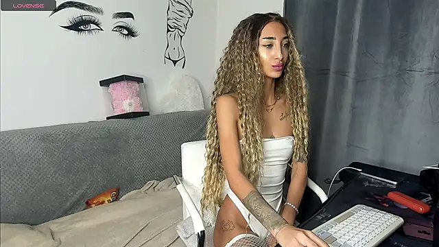 Snapshot of EvelynHais chatting on 11-14-25, 06:06 EvelynHais online show from 11-14-25, 06:06