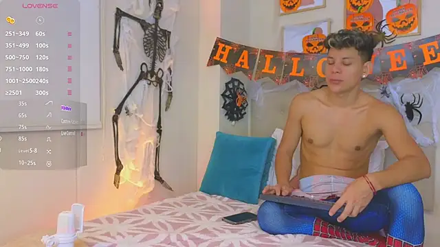 Snapshot of Almiboys chatting on 10-30-25, 11:49 Almiboys online show from 10-30-25, 11:49