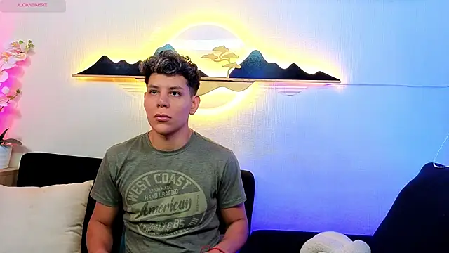 Snapshot of Almiboys chatting on 11-21-25, 01:04 Almiboys online show from 11-21-25, 01:04