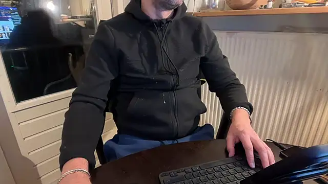 Snapshot of MaxiDimi chatting on 10-29-25, 10:11 MaxiDimi online show from 10-29-25, 10:11