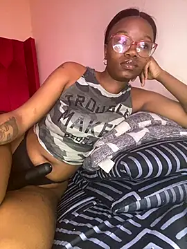 Snapshot of YummyMelanin117 chatting on 10-19-25, 07:20 YummyMelanin117 online show from 10-19-25, 07:20