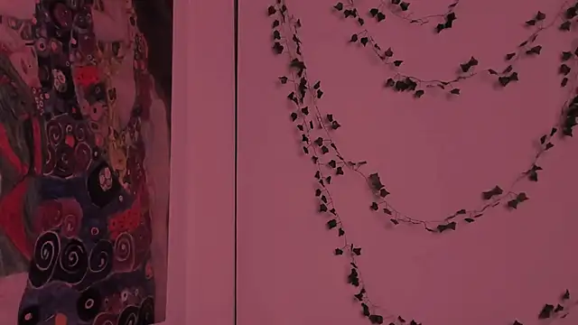 Snapshot of secret_princess chatting on 10-31-25, 10:33 secret princess online show from 10-31-25, 10:33