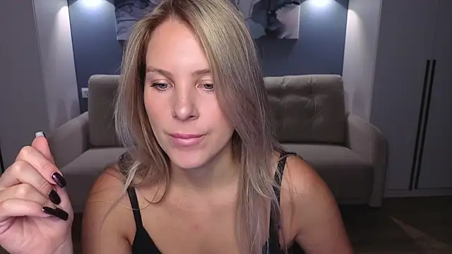 Snapshot of MelanieBennett chatting on 10-18-25, 06:05 MelanieBennett online show from 10-18-25, 06:05