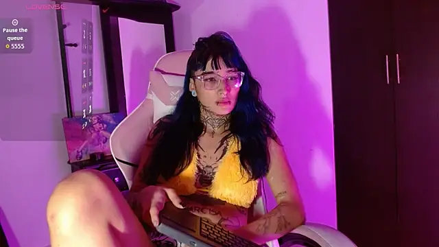 Snapshot of SharaRoss1 chatting on 11-14-25, 08:13 SharaRoss1 online show from 11-14-25, 08:13