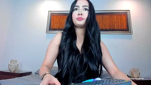 Snapshot of Bella__hamilton chatting on 06-22-26, 01:51 Bella hamilton online show from 06-22-26, 01:51