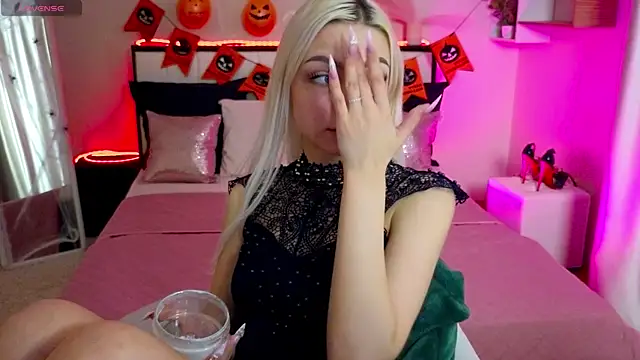 LinaLirian online show from 10-28-25, 01:47