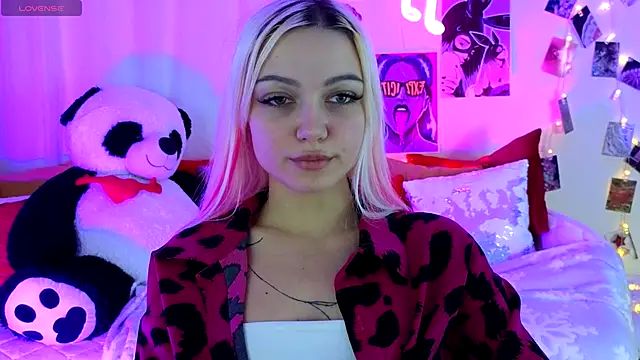 LinaLirian online show from 11-18-25, 02:43