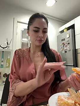 Snapshot of ChloeDevine chatting on 12-19-25, 05:31 ChloeDevine online show from 12-19-25, 05:31