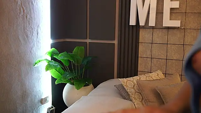 Snapshot of Susan_wall chatting on 10-18-25, 12:50 Susan wall online show from 10-18-25, 12:50